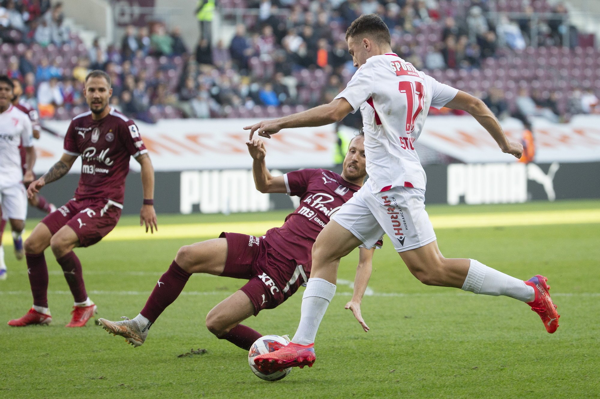 Filip Stojilkovic déborde Anthony Sauthier.