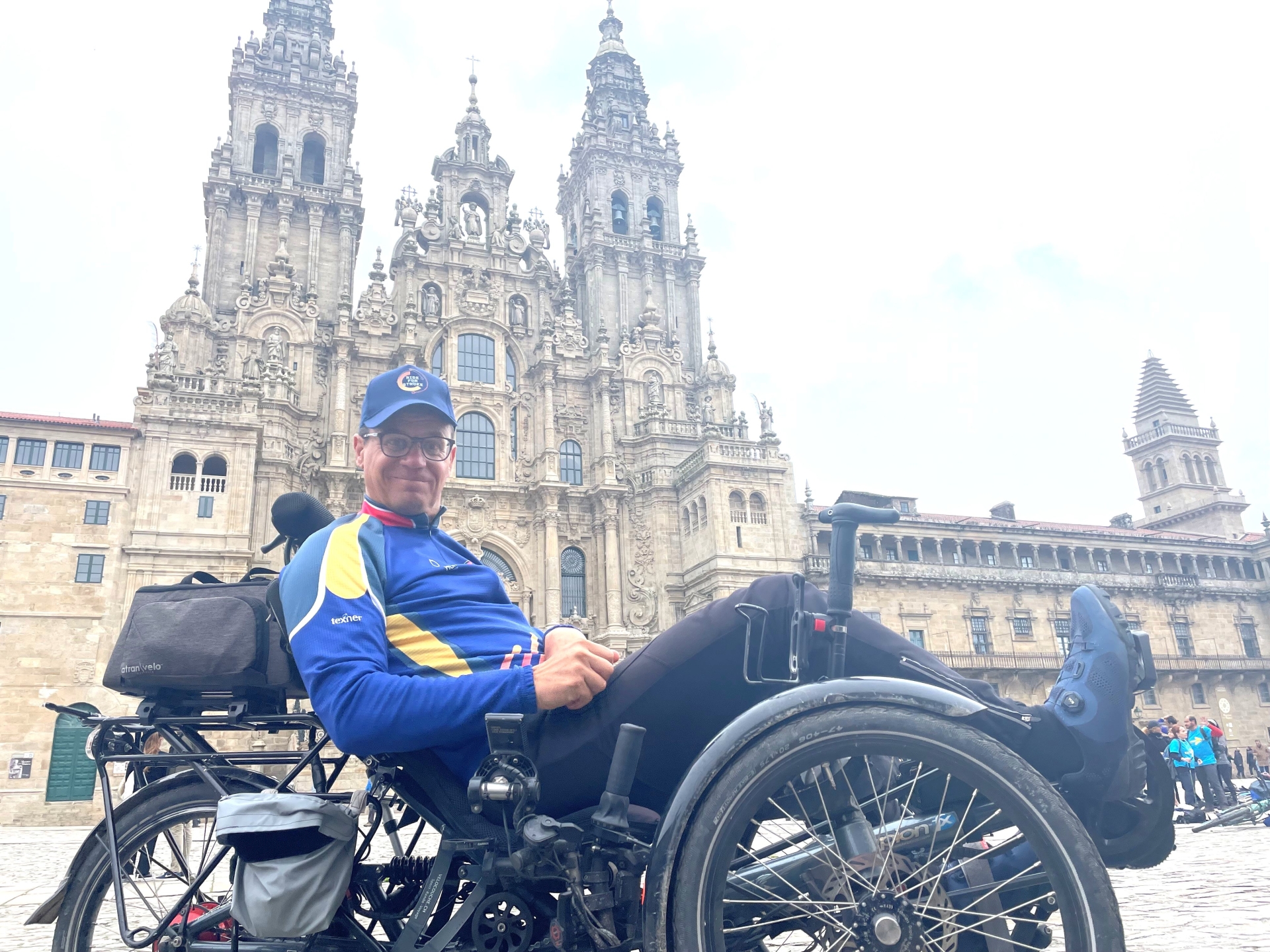 Christian Salamin pose devant la cathédrale de Saint-Jacques-de-Compostelle, dans le centre historique.