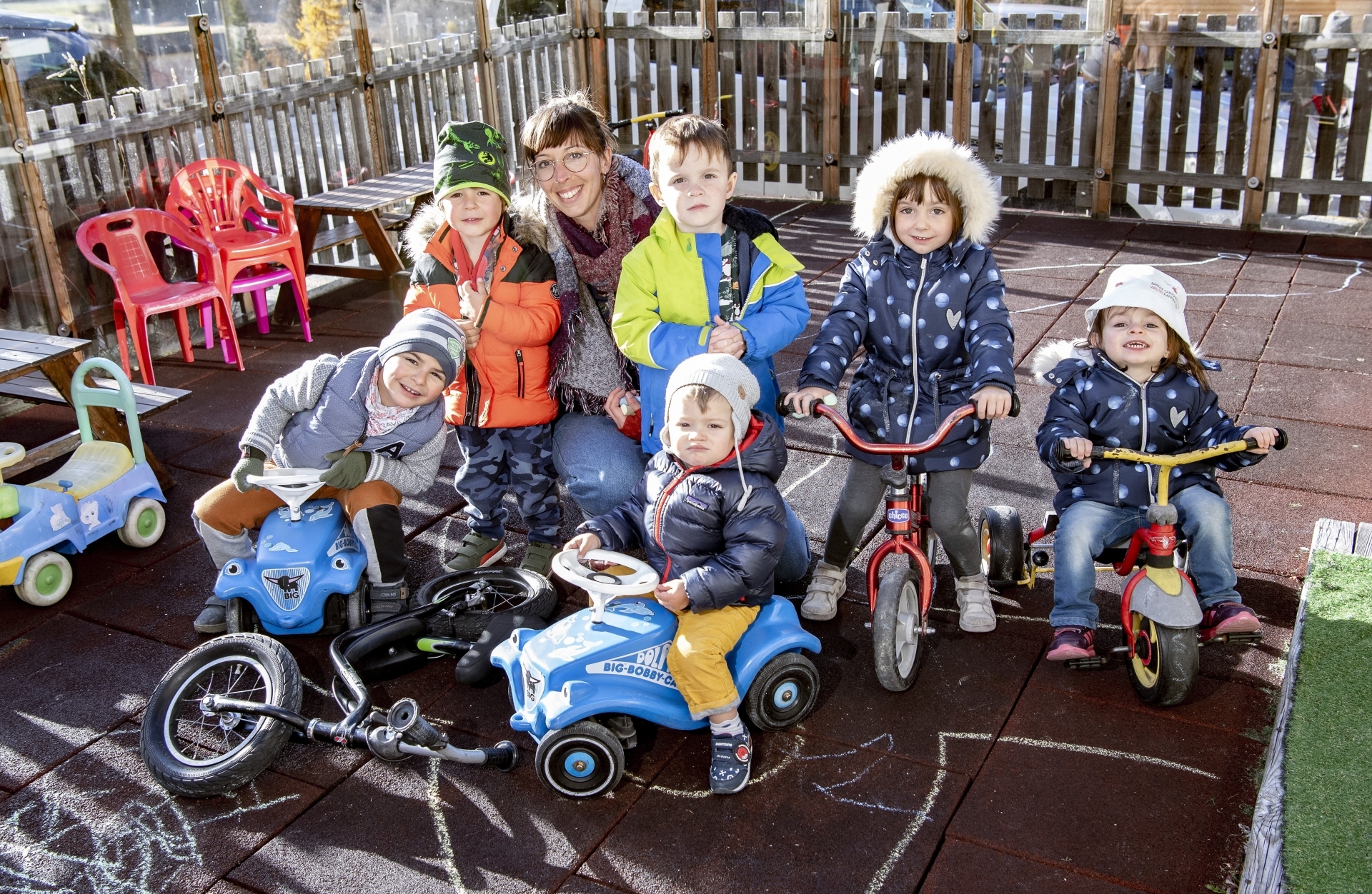 Julie Girard, responsable de la crèche d'Evolène, explique que la formation a rendu tout le personnel plus vigilant aux stéréotypes liés au genre.