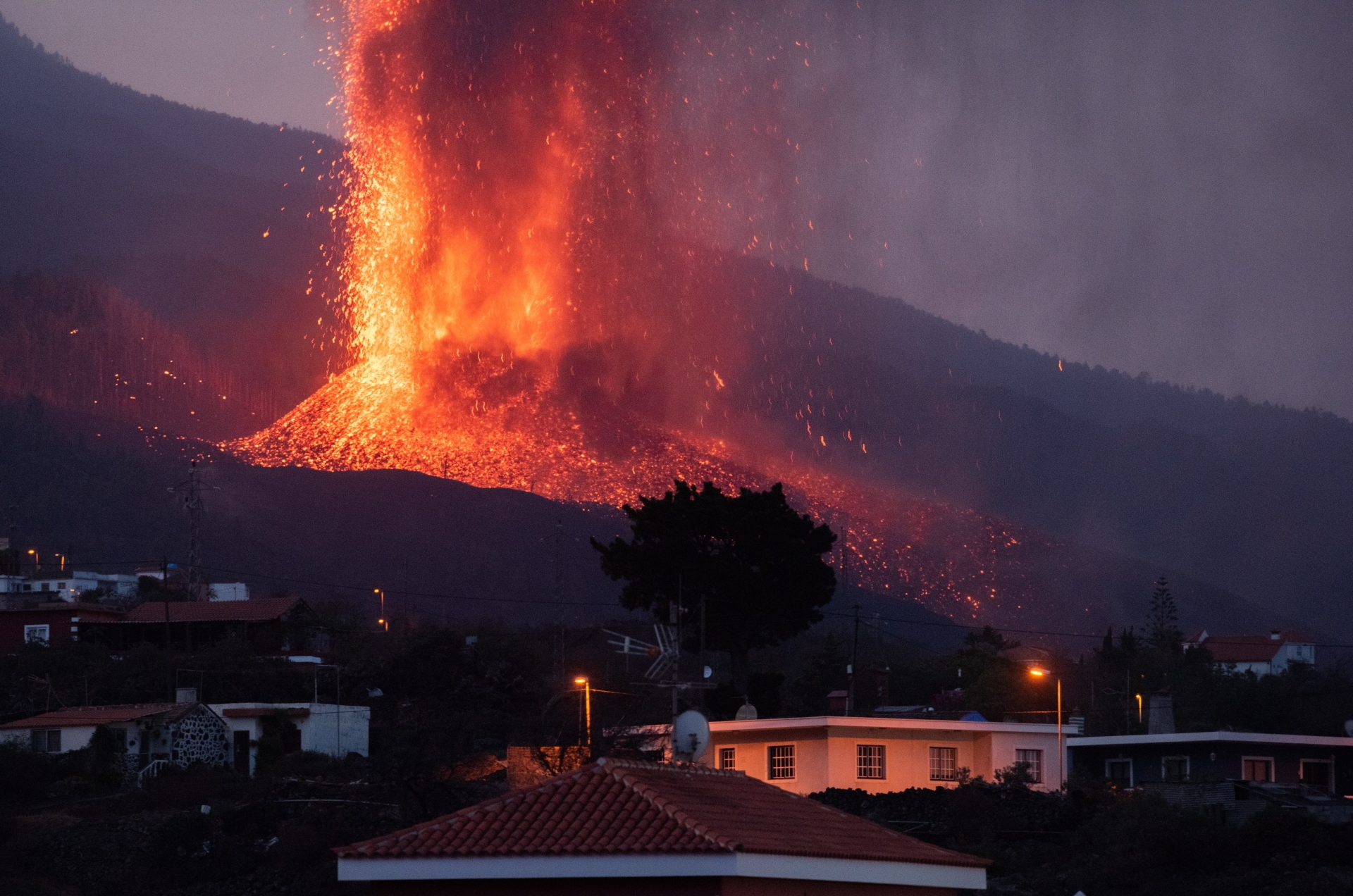 Depuis le 19 septembre, le volcan crache sans relâche des milliers de tonnes de magma.