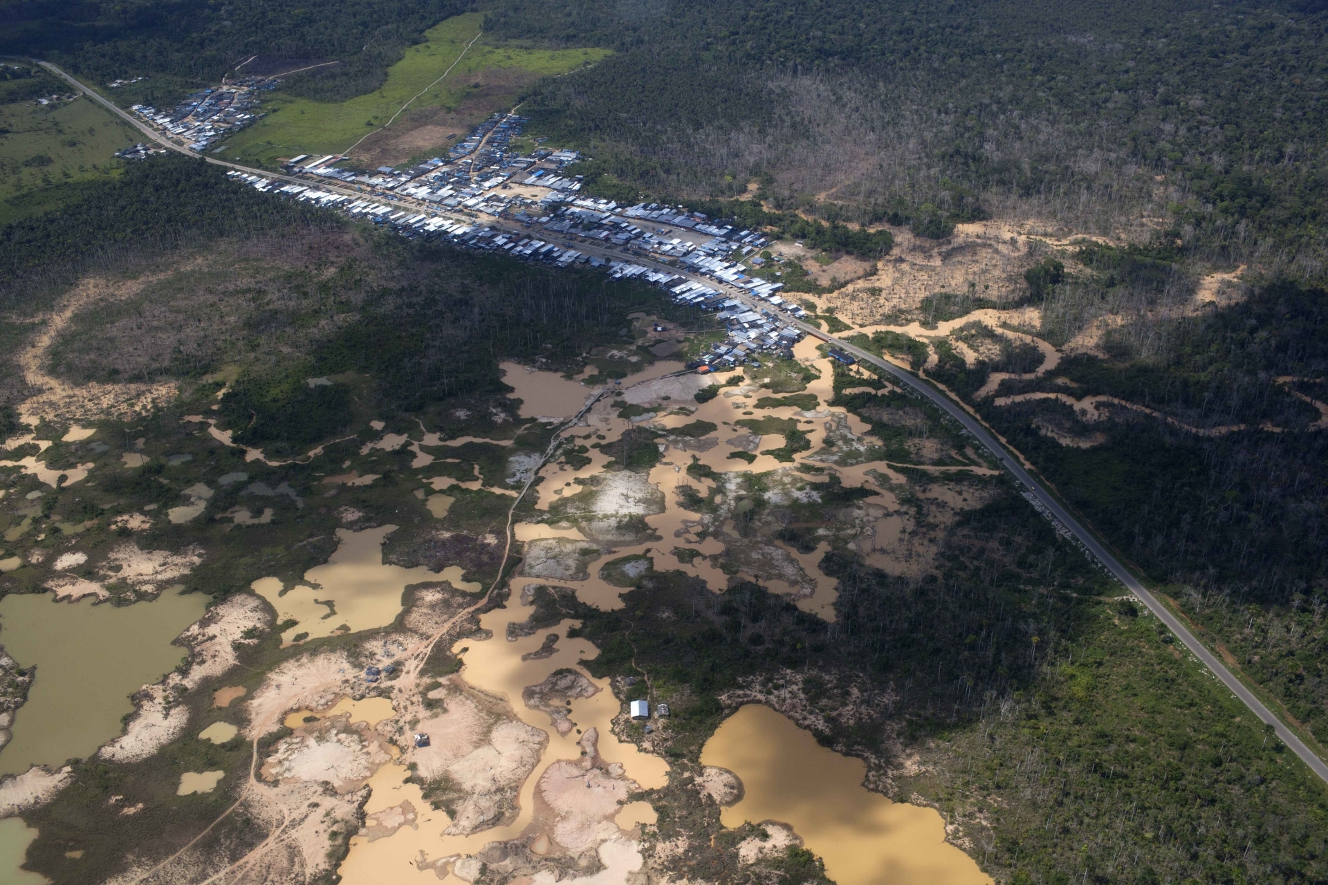 Photographie aérienne d'un site d'extraction d'or dans la région de Madre de Dios, au Pérou.