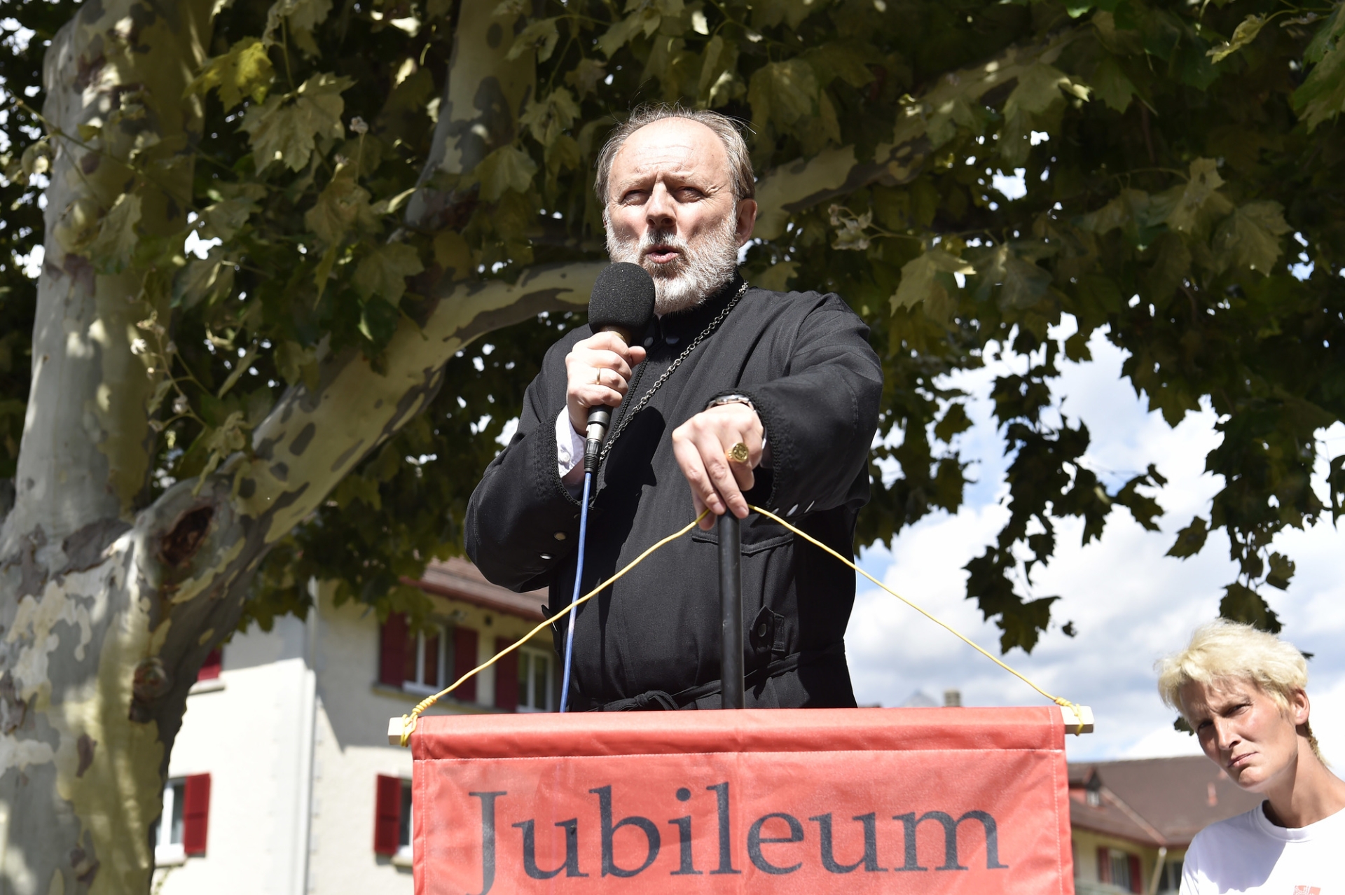 Dimitri Mottier était présent à Brigue, le 28 août dernier, pour manifester contre le Covid-19.  Il prenait la parole en tant que prêtre orthodoxe.
