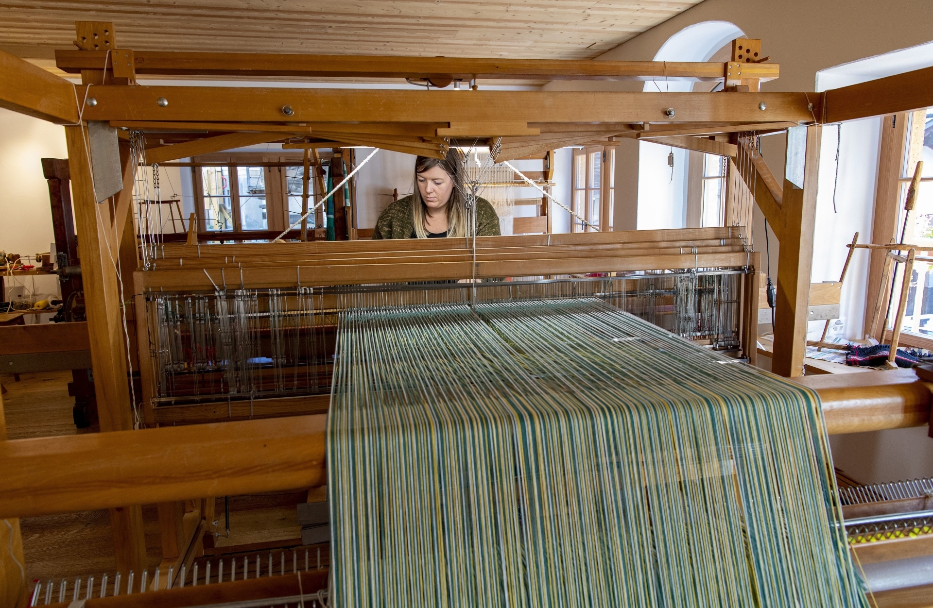 En réhabilitant cet atelier, le projet de la FAMM est de contribuer au maintien et à la mise en valeur des savoirs et traditions liés au travail du fil mais aussi d’encourager l’innovation dans la création textile.