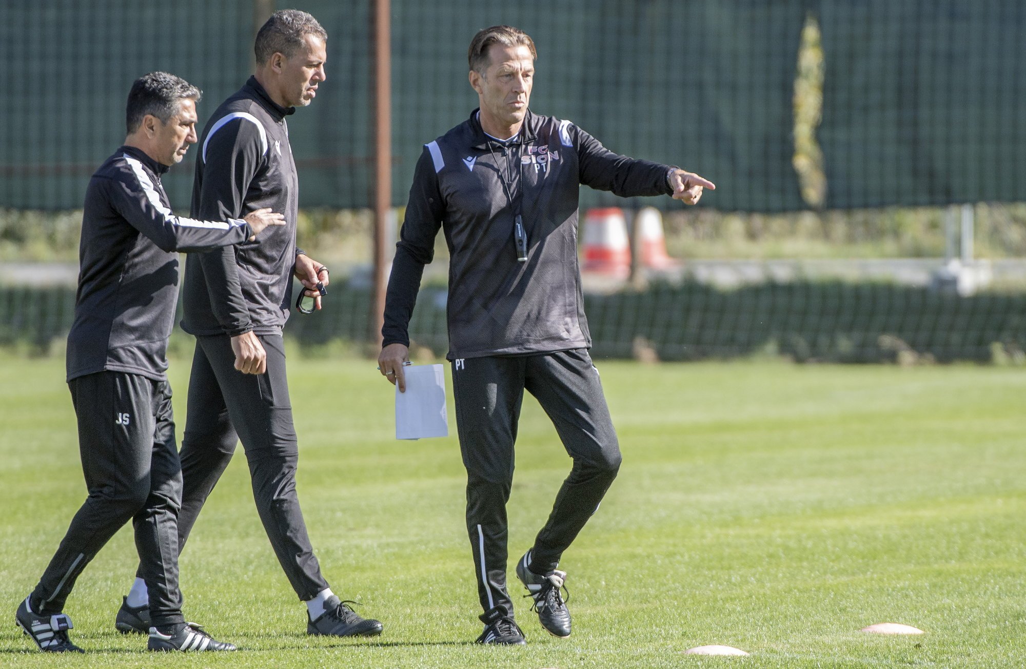Paolo Tramezzani prépare la séance d'entraînement du FC Sion en compagnie de José Sinval et d'Amar Boumilat, ses adjoints.