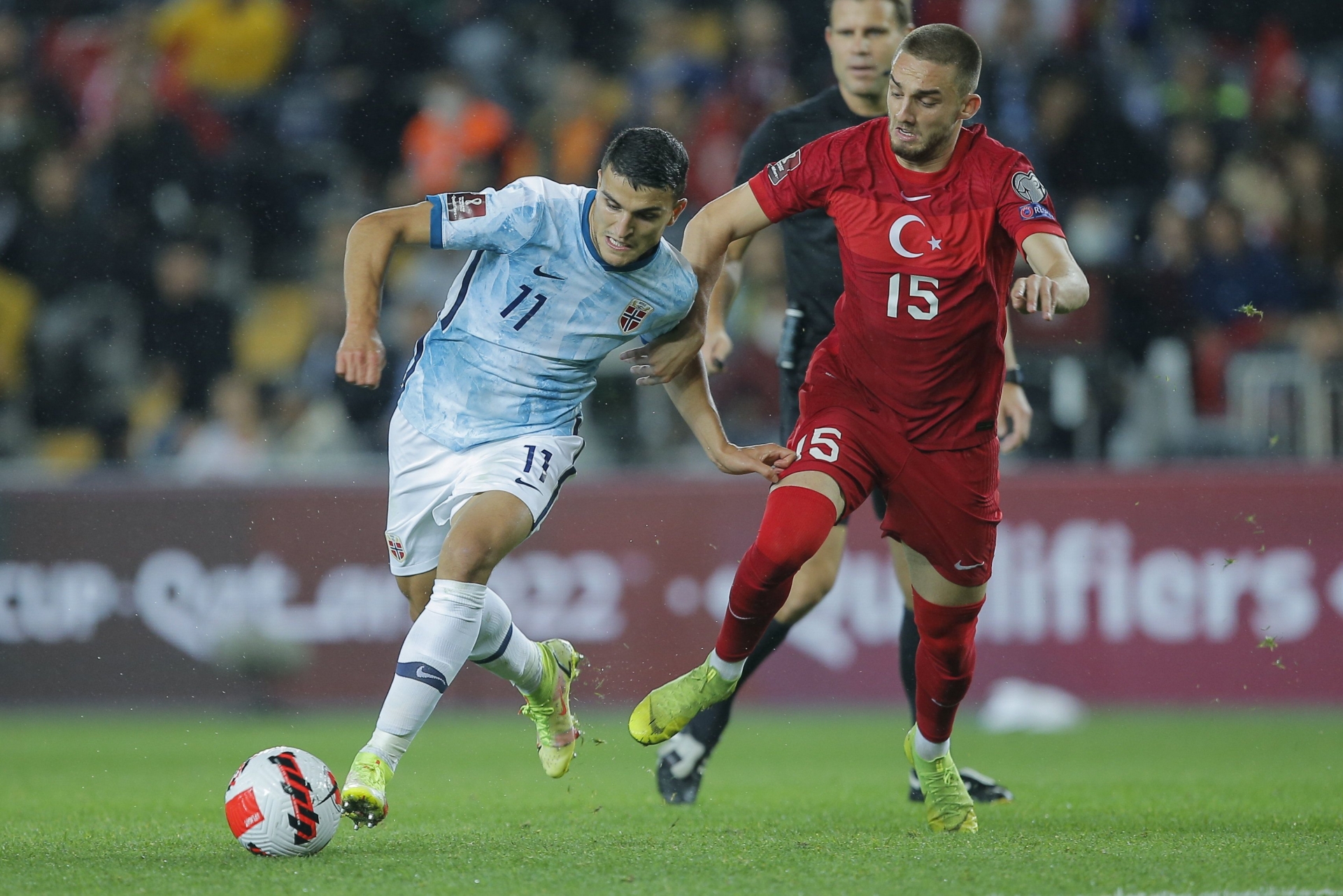 Berkan Kutlu, à droite, et Mohamed Elyounoussi, ancien joueur du FC Bâle, se disputent le ballon lors du match entre la Turquie et la Norvège le 8 octobre à Istanbul.