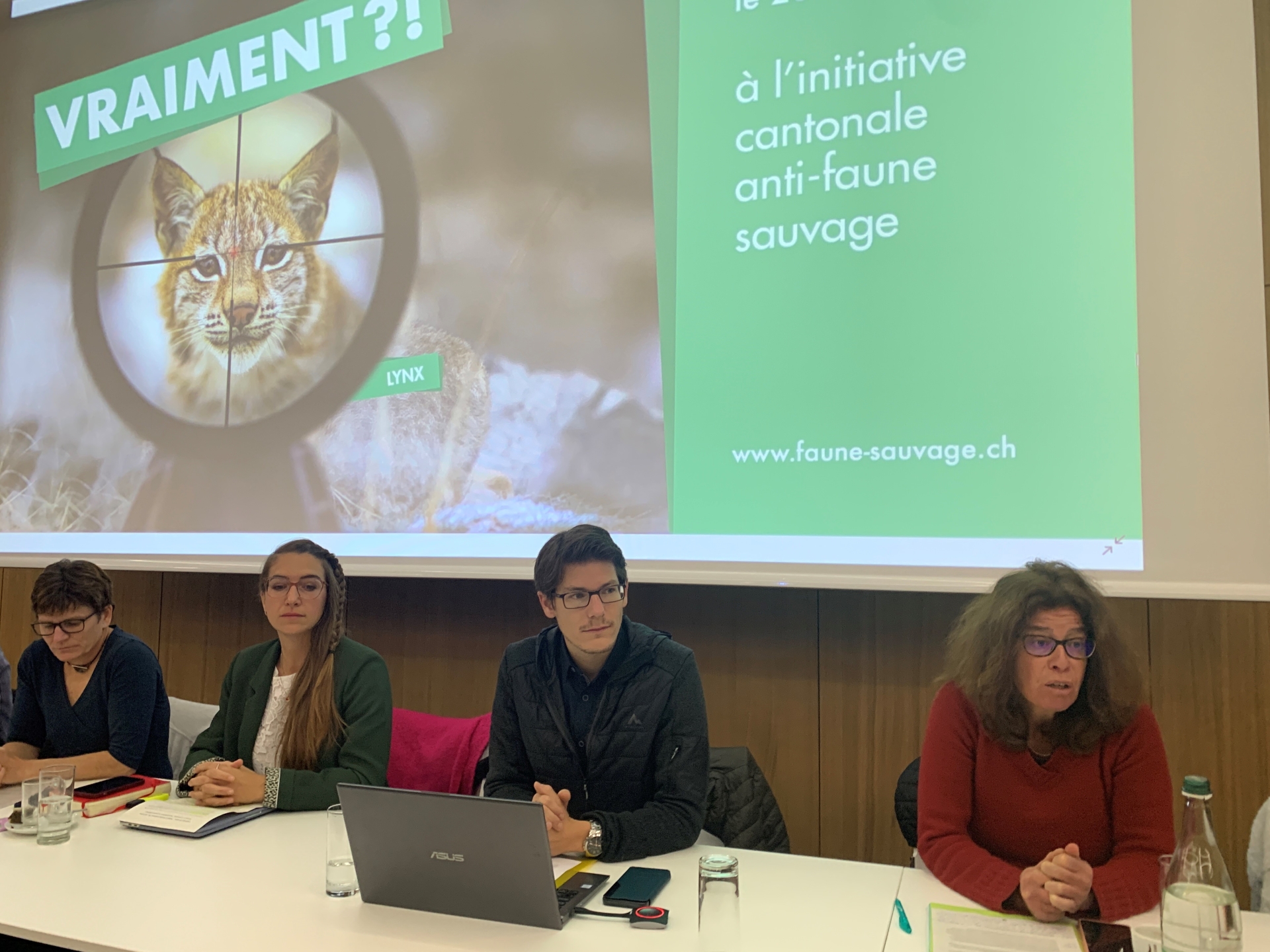 Brigitte Wolf (Fauna.VS), Anna Zangger (Fondation Franz Weber), Jérémy Savioz (Pro Natura) et Marie-Thérèse Sangra (WWF), unis pour faire barrage à l'initiative "Pour un Valais sans grands prédateurs".