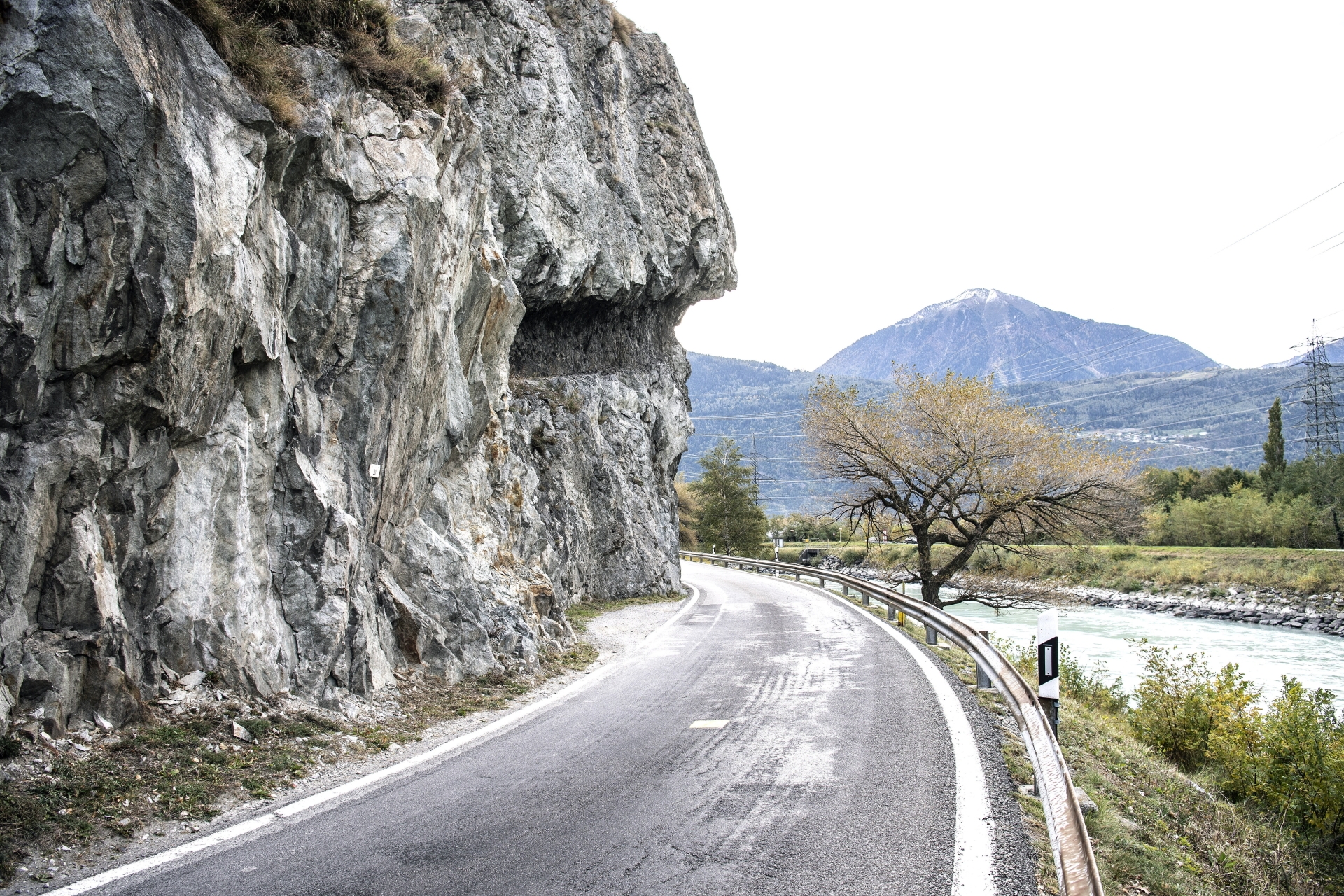 La route reliant Dorénaz à Fully, coincée entre la montagne et le Rhône, mesure 4,6 kilomètres de long.