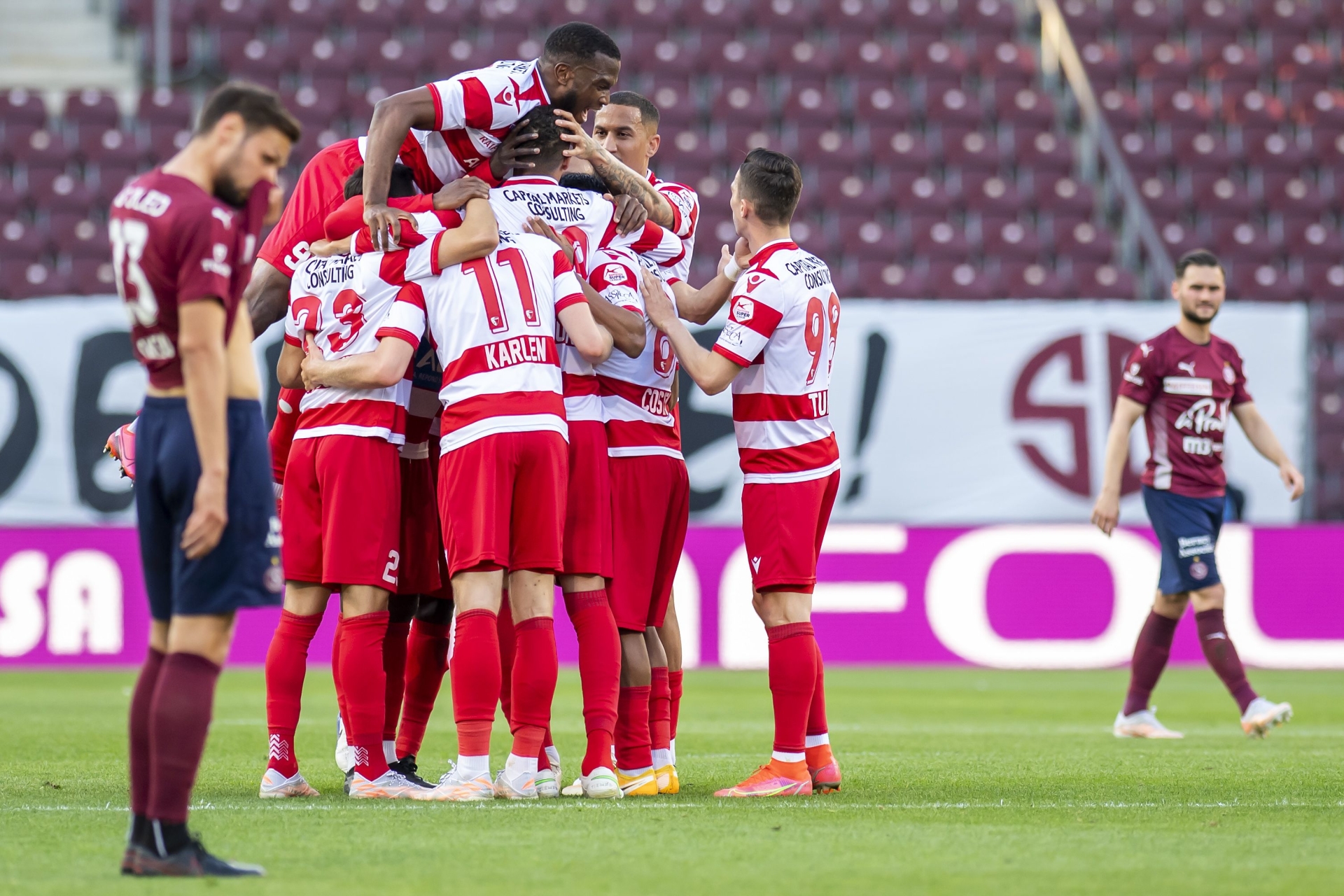 Les joueurs du FC Sion exultent après un but marqué lors du match contre le Servette FC le jeudi 22 avril au stade de Genève.