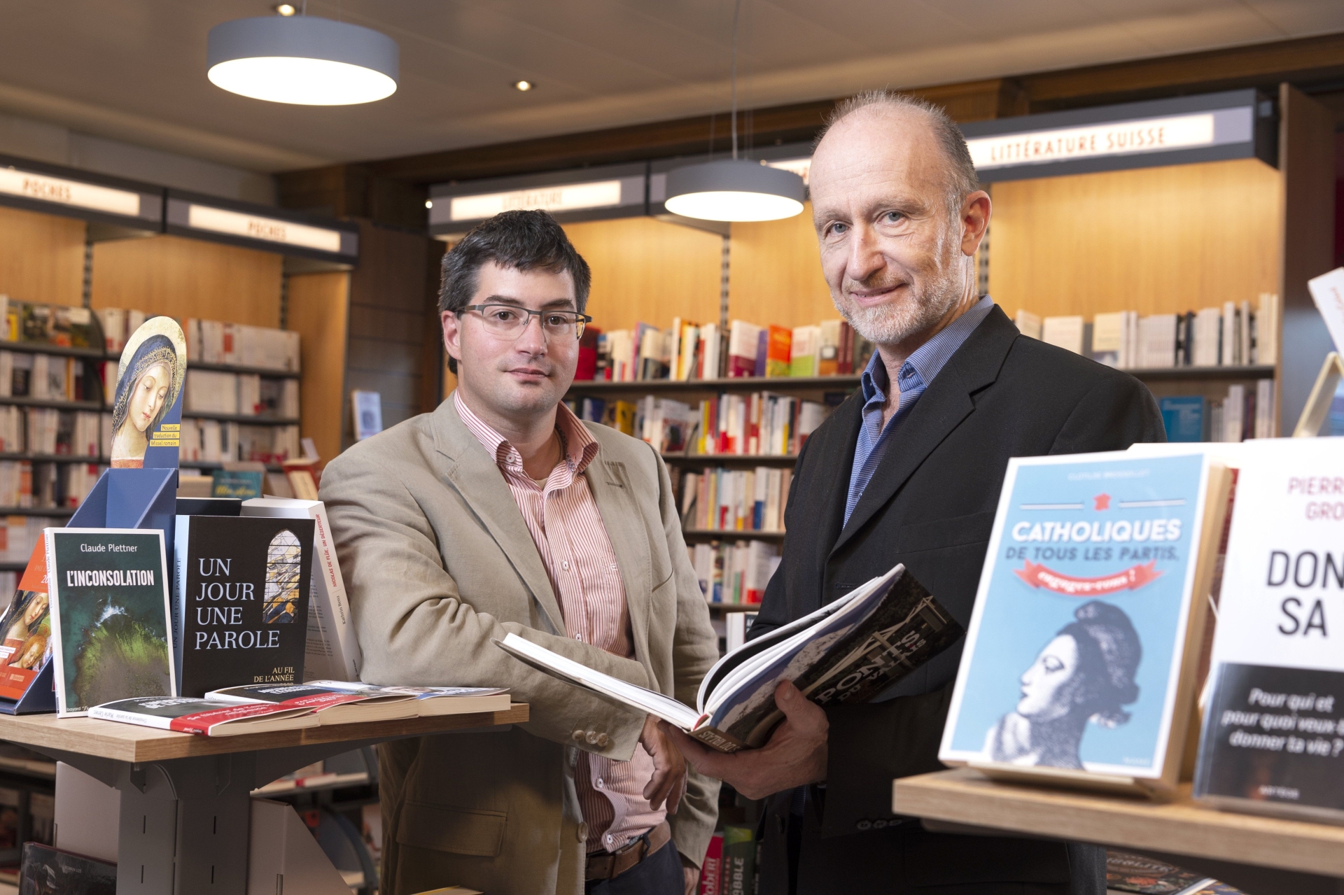 Yvon Duboule (à droite) et Pascal Ortelli présentent les nouvelles marques des Editions Saint-Augustin.