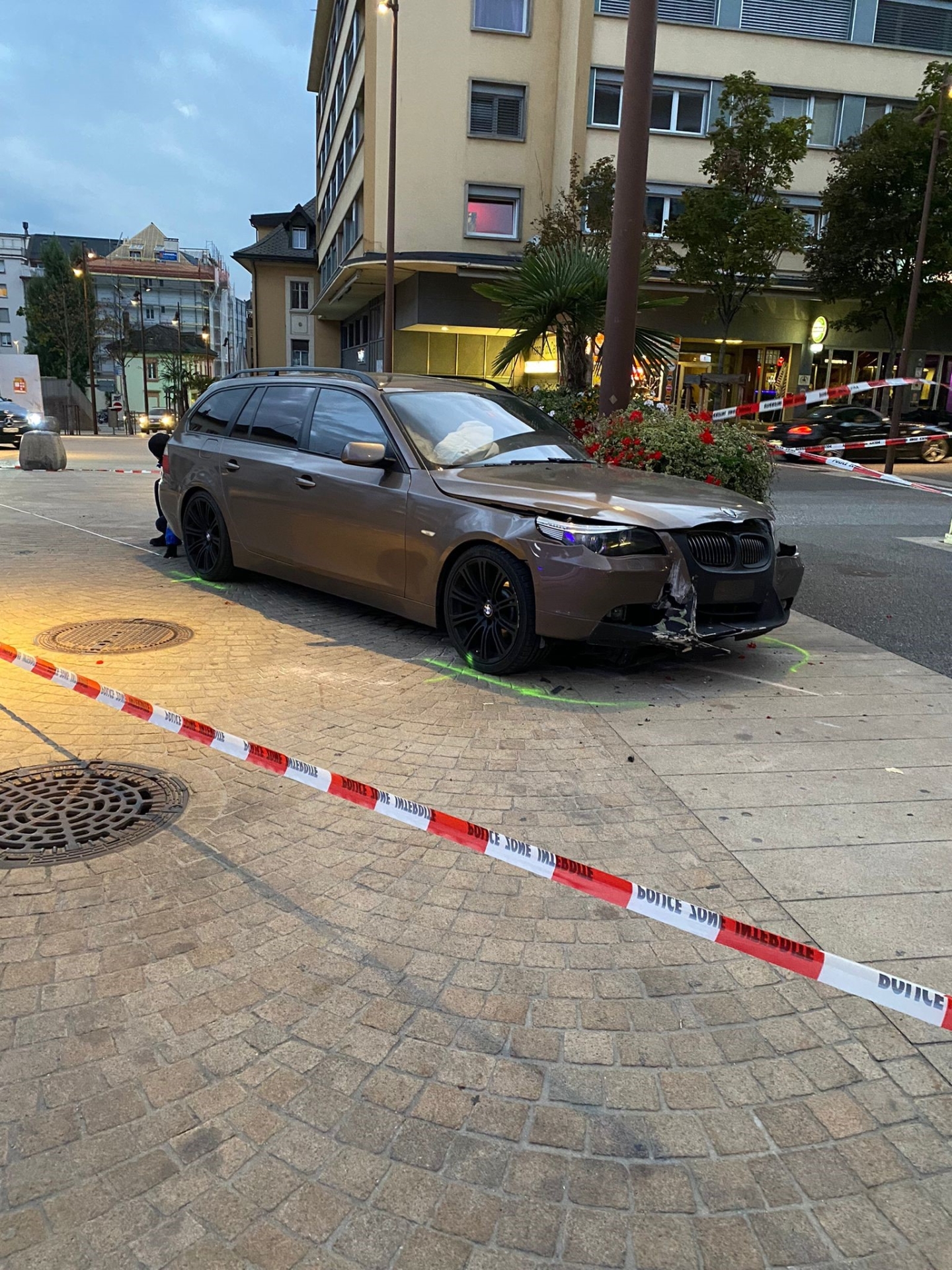 Ce véhicule a heurté le bloc de béton devant l'Hôtel de Ville de Sierre.