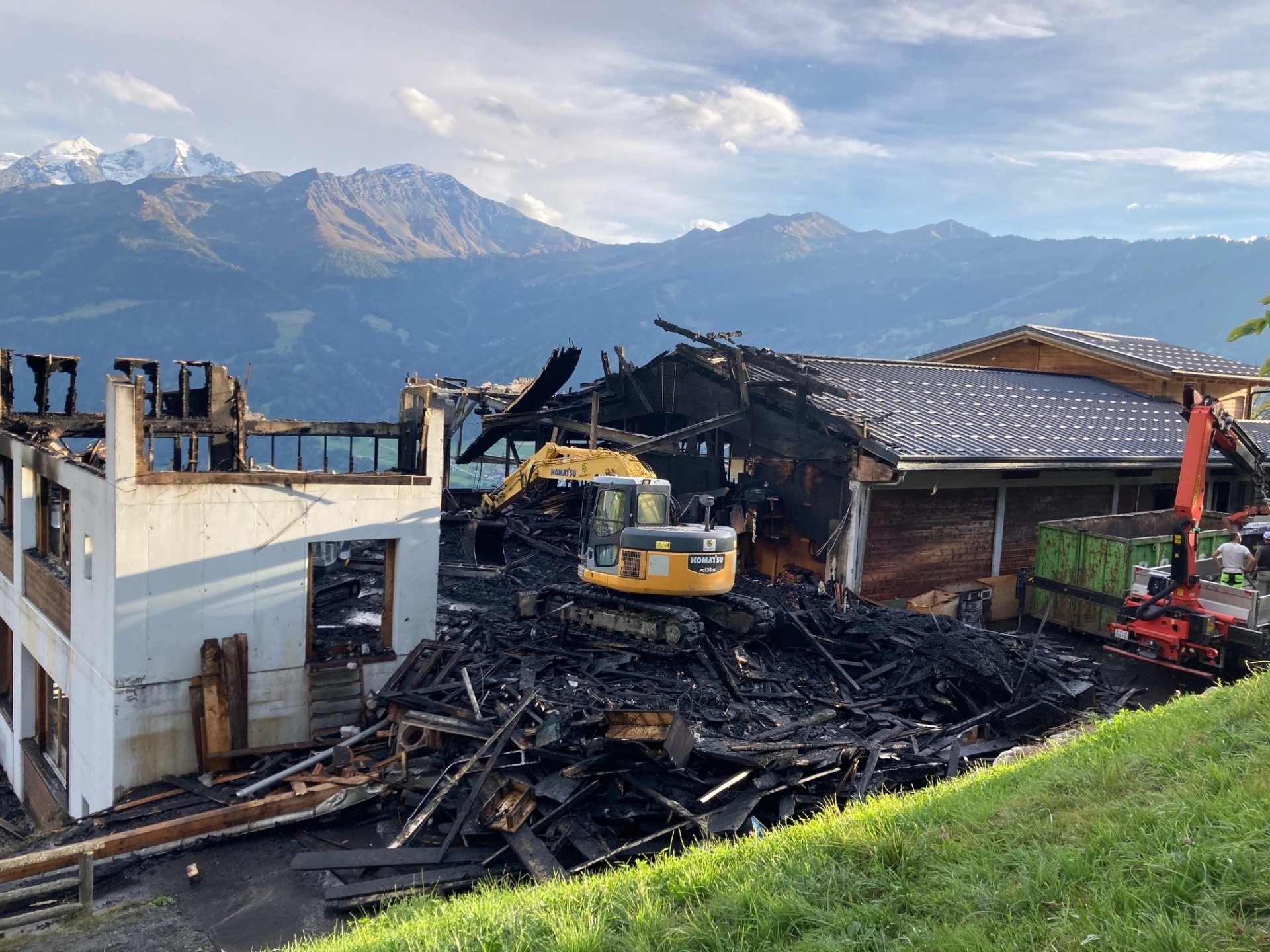 Les travaux de déblaiement vont bon train.