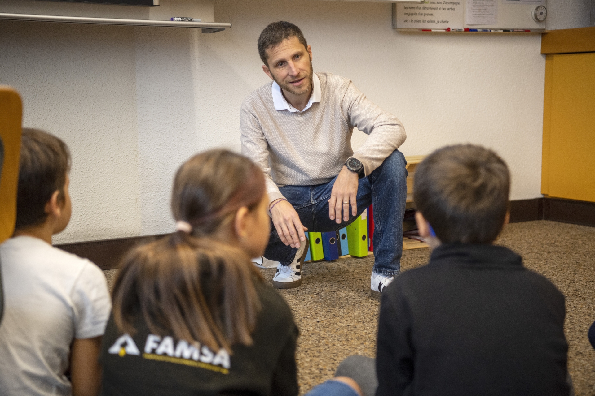 Marc Weyrich adapte son aide en fonction des besoins. Il peut intervenir individuellement avec un élève, dans un groupe ou dans une classe.