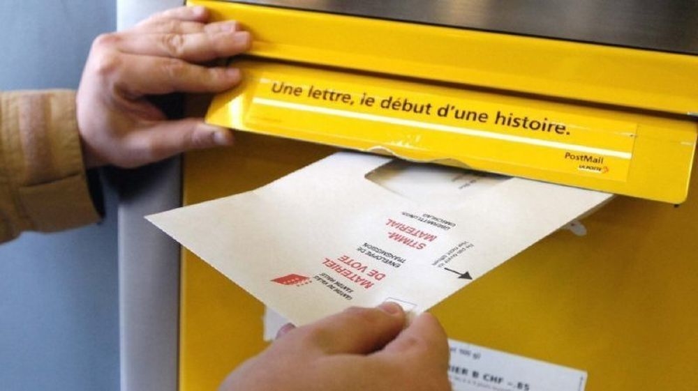 L'absence de l'étiquette autocollante sur le bulletin de réexpédition entraîne la nullité du vote en Valais.