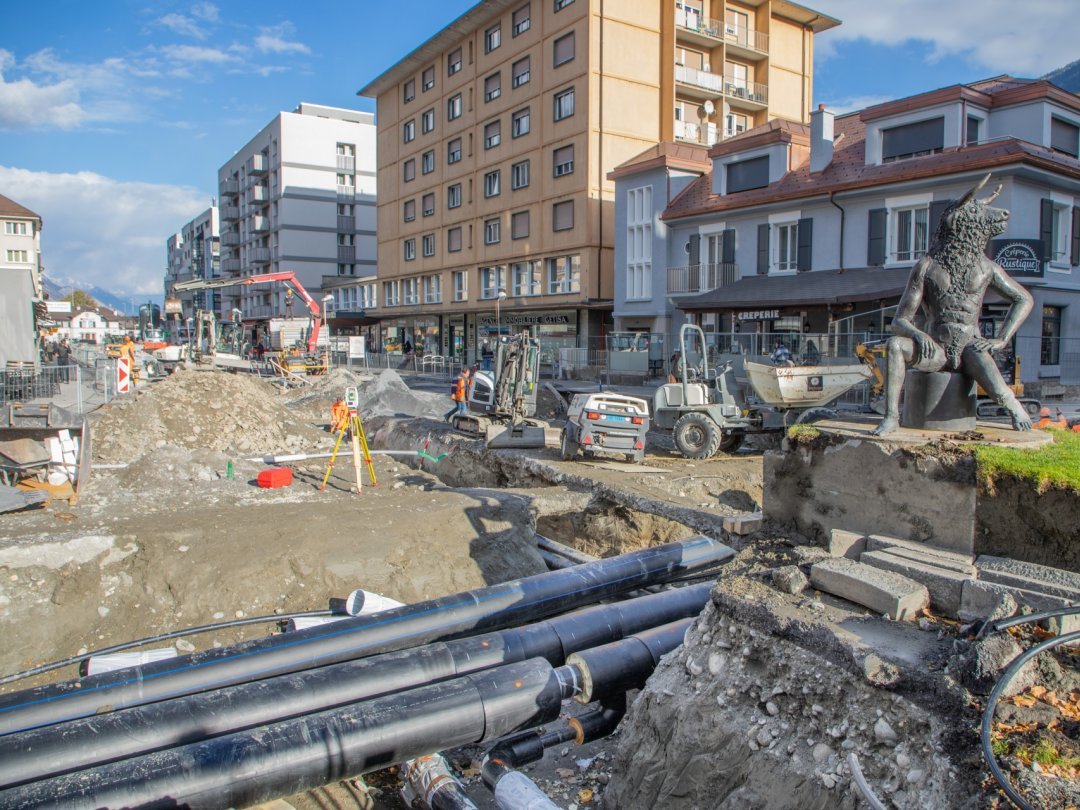 Surveillée par le Minotaure, l'installation du nouveau réseau de froid à distance de Martigny est réalisée dans le cadre des travaux de réaménagement de l'avenue de la Gare.