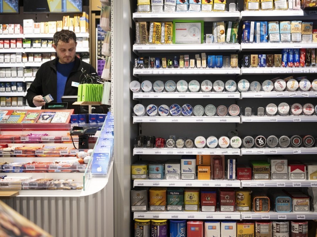 L’Association suisse pour la prévention du tabagisme demande à la Confédération de retirer ces produits des rayons et d'infliger des sanctions aux fabricants et aux commerçants. (illustration)