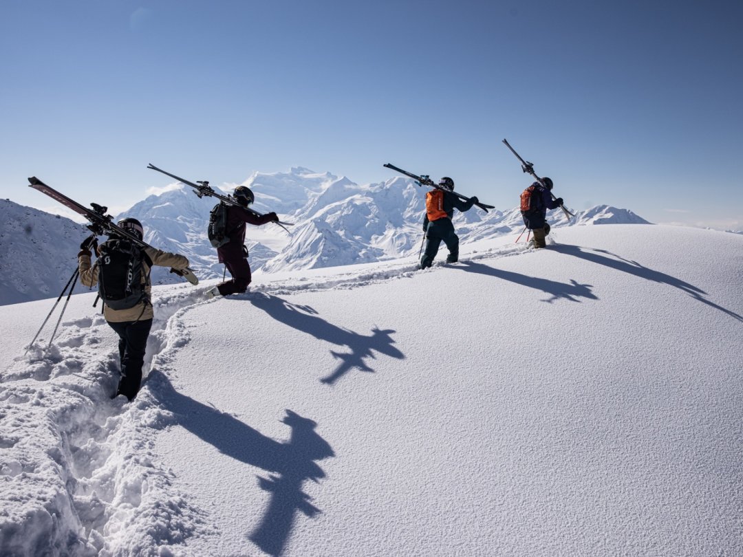 Une fois les bases théoriques assimilées, la formation pratique fait une grande place au ski hors-piste. 