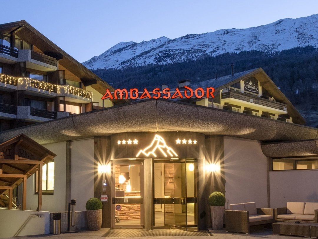 L'hôtel Ambassador à Zermatt garde uniquement ses chambres ouvertes pour l'instant.