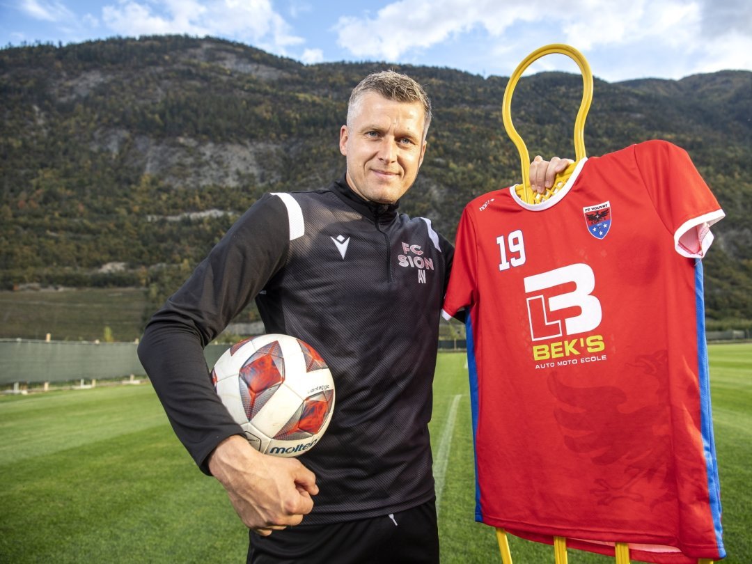 Andris Vanins pose en survêtement du FC Sion au côté d'un mannequin équipé aux couleurs du FC Vouvry au sein duquel il jouait en vétéran.