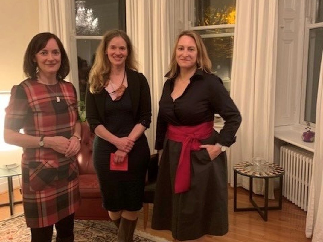 L'écrivaine Clare O’Dea, la consule honoraire Anne-Kristine Kjelsen et Abigail Seran le soir de la réception à l'ambassade.