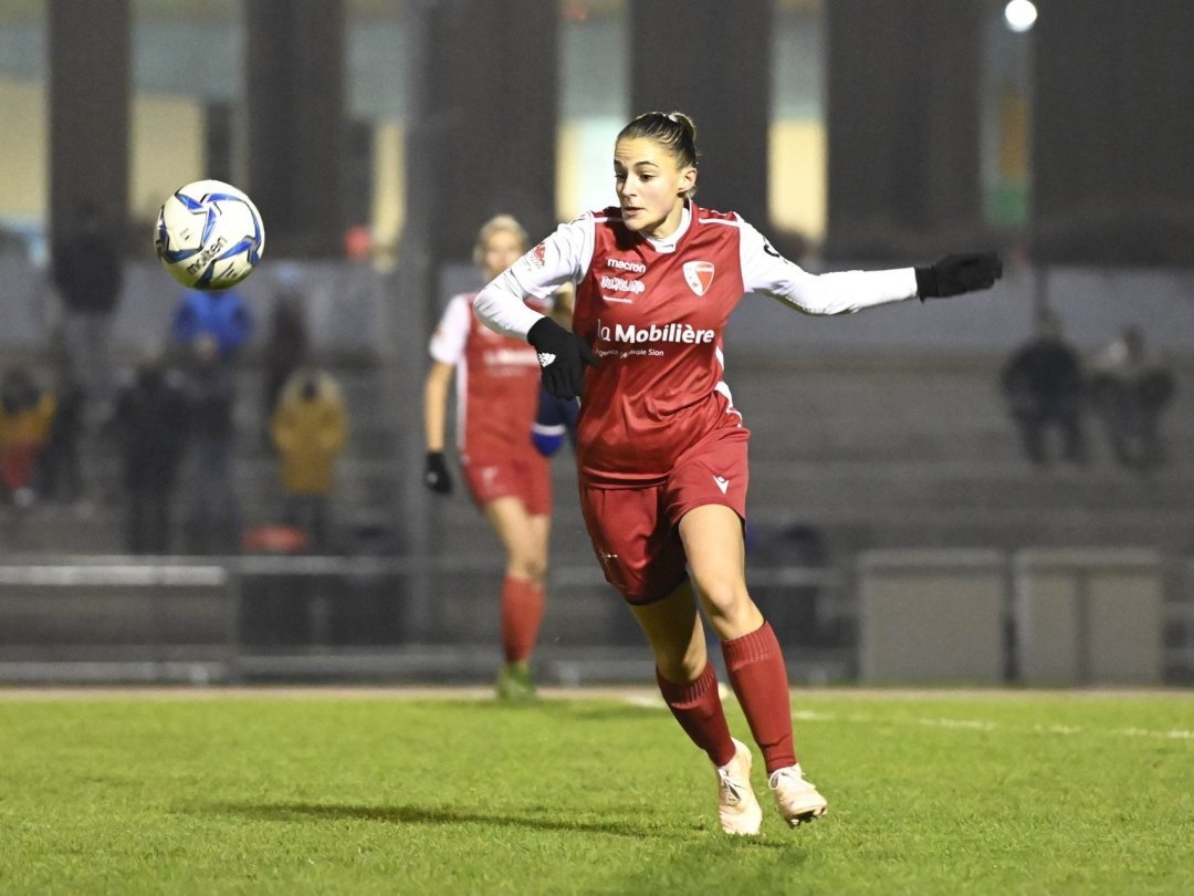 Emilie Varone fixe le ballon du regard lors du match entre le FC Sion et le FC Soleure.