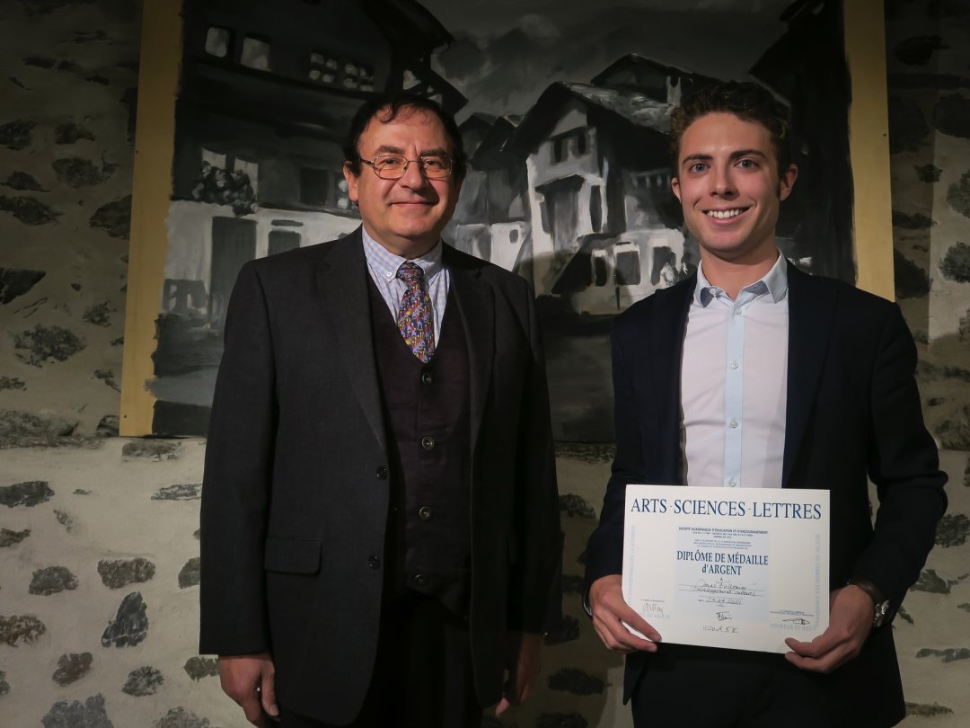 C'est le délégué suisse de l'académie, Me François Vouilloz, qui a récompensé Jonas Follonier, du côté de la Maison Gauthier de Vex, village natal du lauréat.