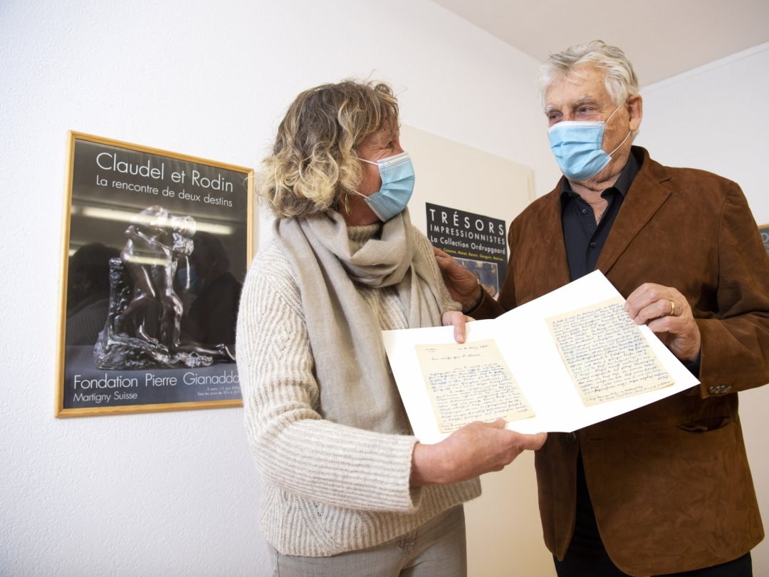 Brigitte Duvillard reçoit des mains de Léonard Gianadda la lettre manuscrite de Rainer Maria Rilke à Eduard Korrodi, un document d'une grande valeur pour la fondation sierroise.