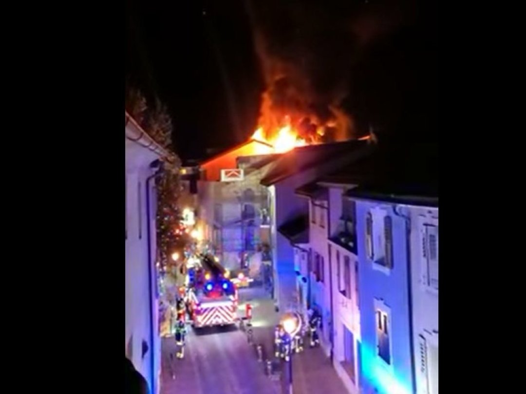 A Martigny, l’incendie, plutôt spectaculaire, s’est déclaré sur le toit d’un immeuble en construction au cœur de la vieille ville.