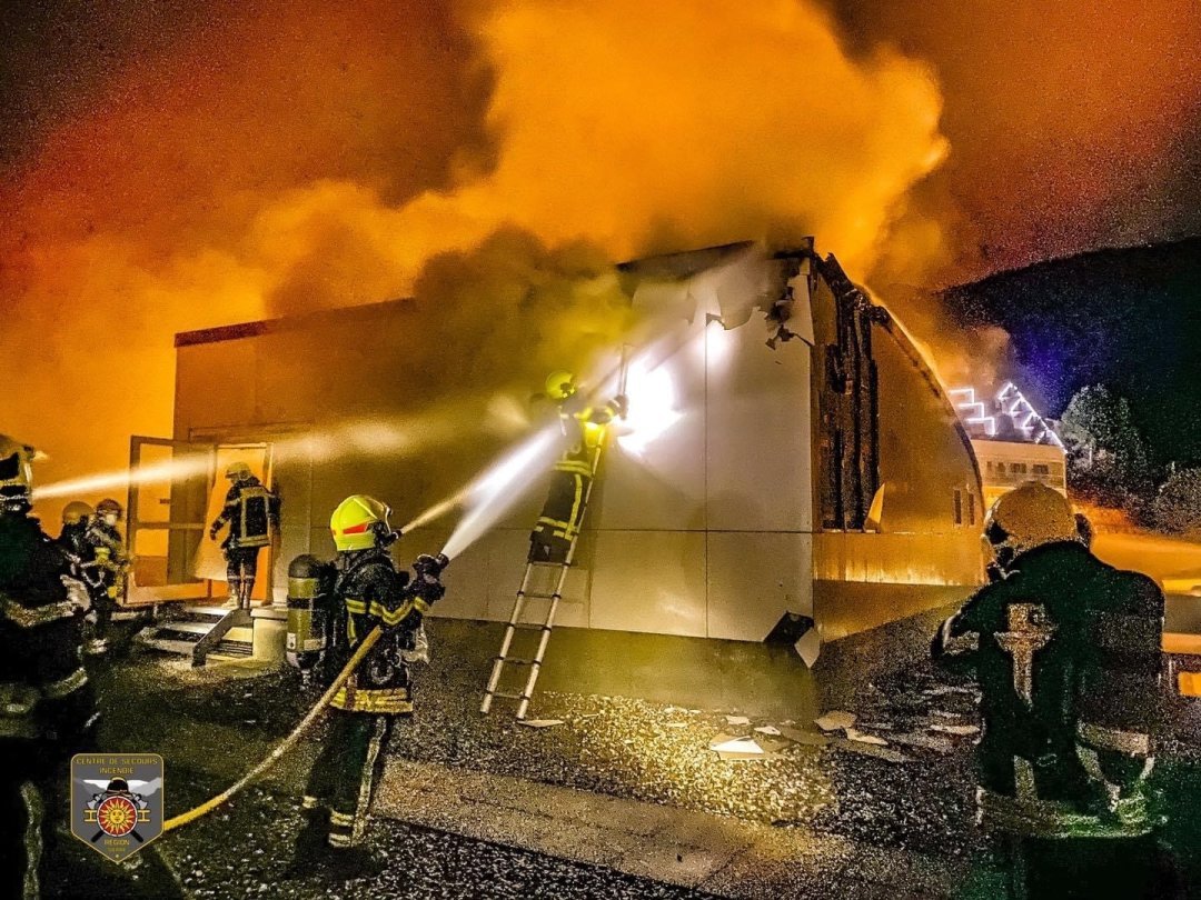 L'incendie s'est déclaré sur le toit de l'hôpital.