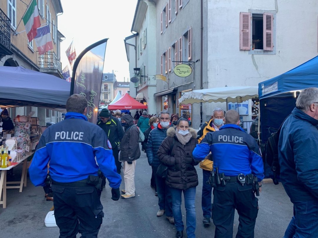 La police municipale a manifesté sa présence maism la plupart des visiteurs a respecté l'obligation du port du masque damns la Rue du Bourg,