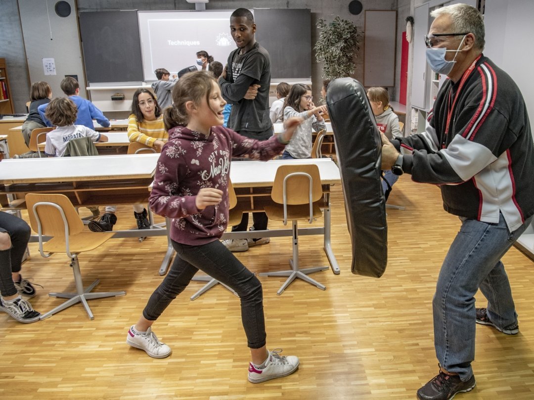 Une des élèves de la classe de 7H d'Orsières s'exerce à mettre le doigt dans les yeux d'un potentiel agresseur joué ici par l'intervenant Francis Favrod.