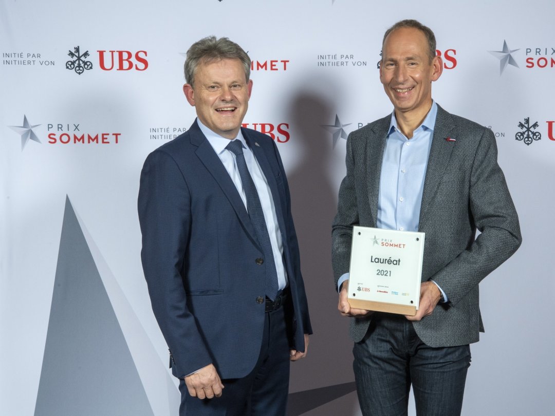 Directeur régional d’UBS Valais, Iwan Willisch a remis le Prix Sommet à Pierre-Yves Bonvin, directeur de Steiger Participations.