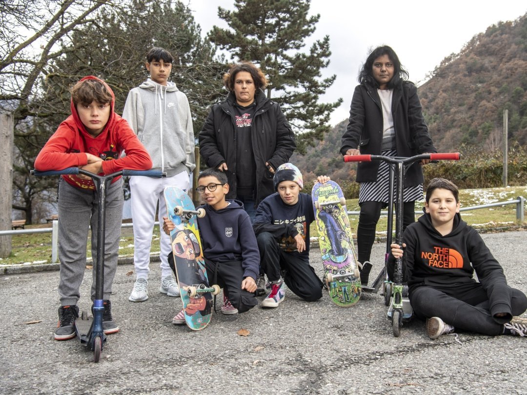 Deux mamans de Chamoson et plusieurs jeunes demandent la création d'un skatepark.