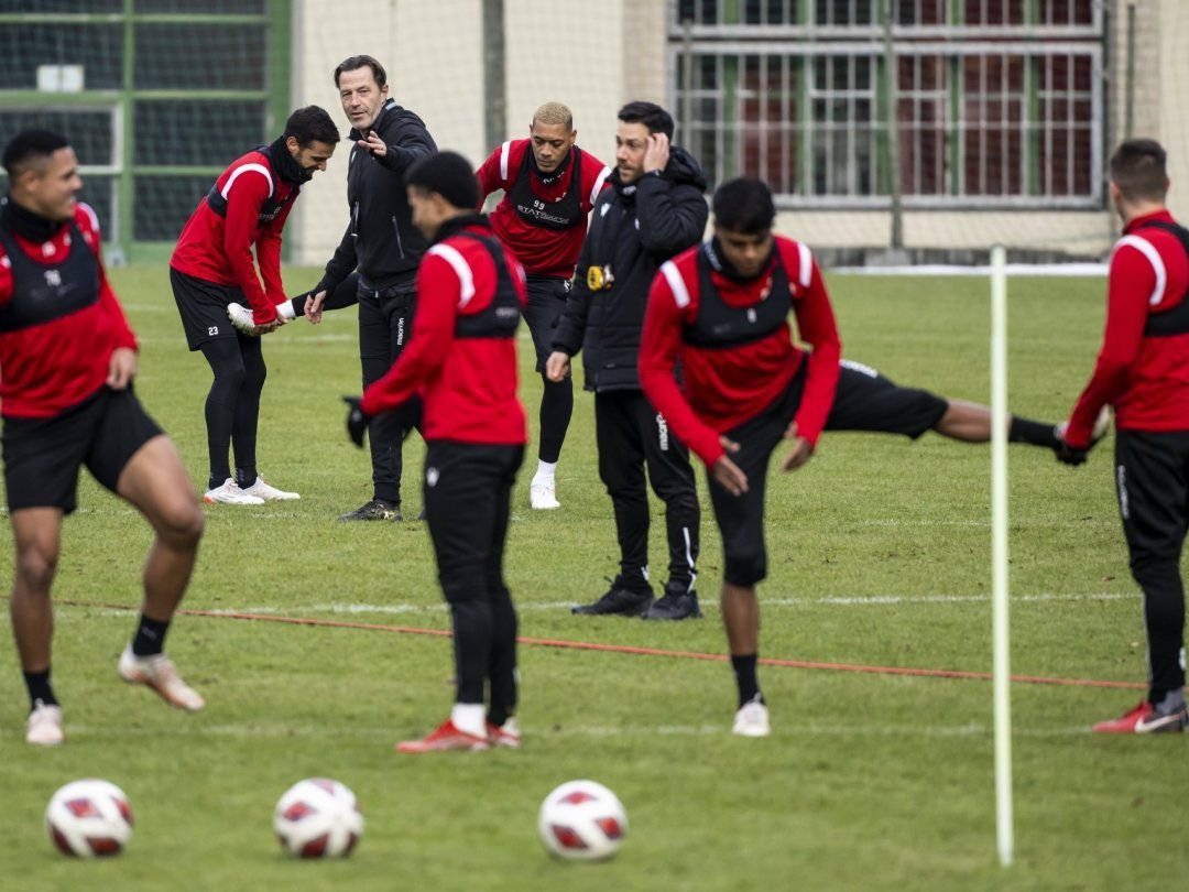 Paolo Tramezzani observe ses joueurs lors da la reprise des entraînements sur le terrain de Martigny-Bourg le 4 janvier.