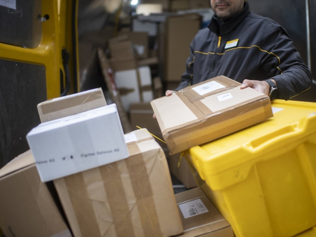 La Poste a notamment livré 23 millions de colis en un mois entre novembre et décembre 2021.