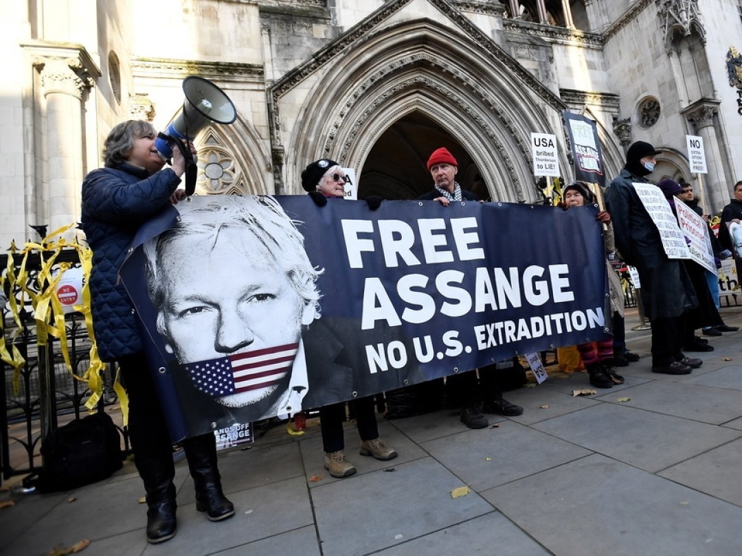 Des partisans du fondateur de Wikileaks rassemblés devant la Haute Cour, le 10 décembre dernier à Londres.