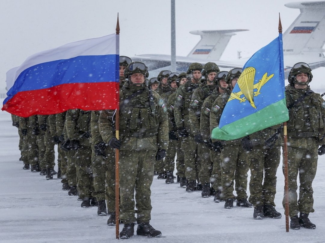 Des soldats de la paix russes assistent à une cérémonie d'accueil au retour d'une mission au Kazakhstan sur la base militaire d'Ivanovo, en Russie.