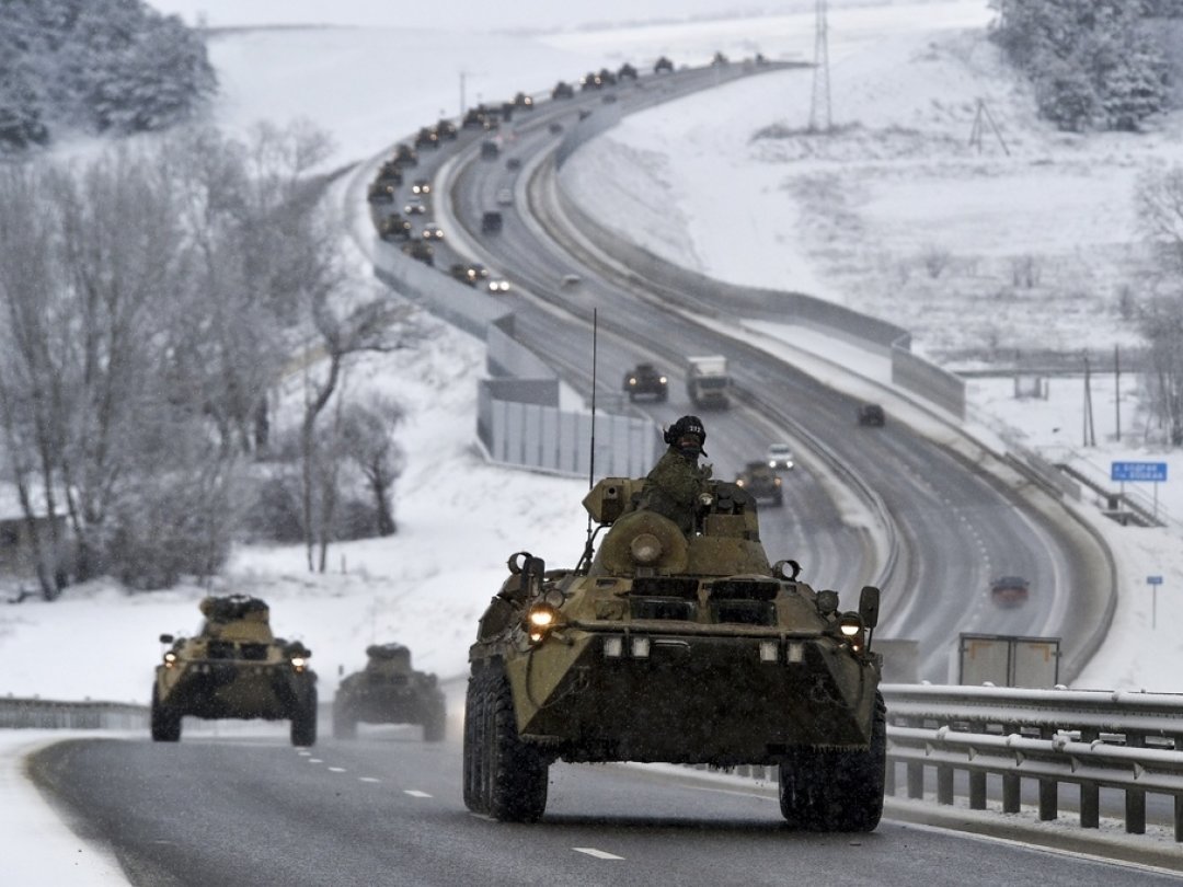 Un convoi de véhicules blindés russes le long d'une autoroute en Crimée.