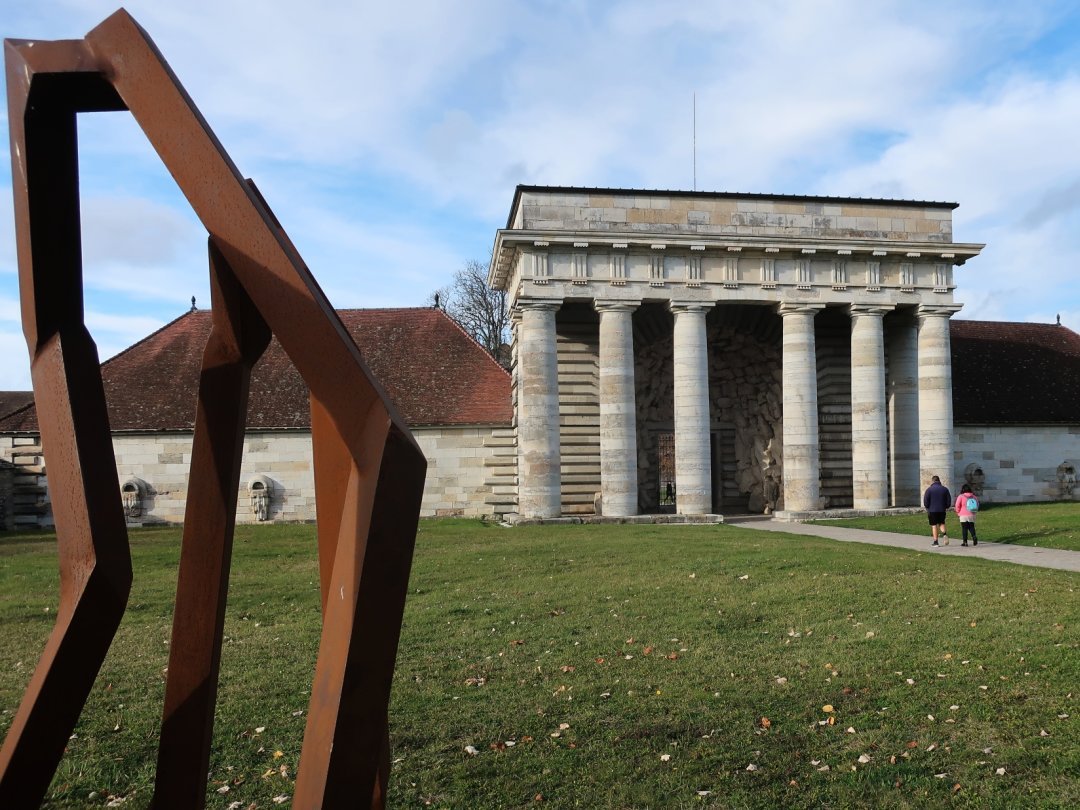 Un portique à six colonnes doriques pour accueillir le visiteur.