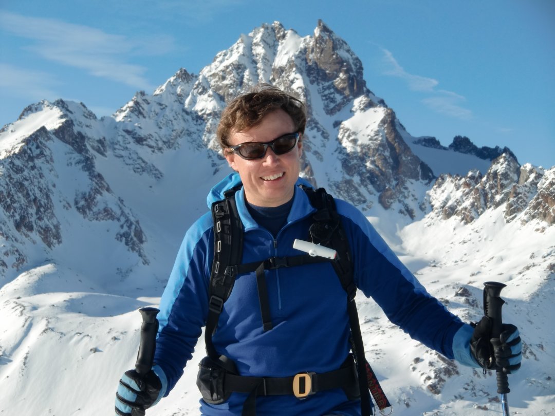 Manuel Genswein est un spécialiste de la recherche avalanche. Reconnu à l'international, il donne des formations dans une trentaine de pays et connaît de ce fait parfaitement les différents systèmes de sauvetage.