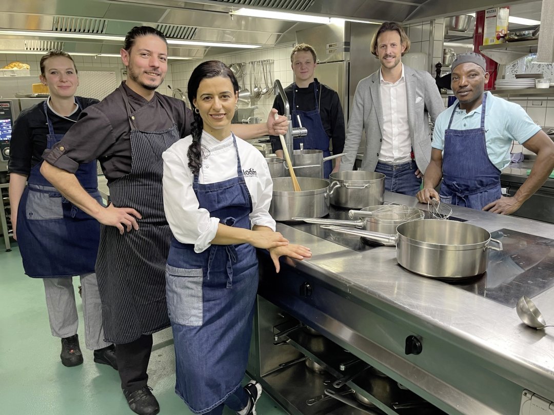 L’équipe de Philipp Albrecht (deuxième depuis la droite), qui cuisine pour le restaurant du Park Hotel à Winterthour, applaudit la semaine  de quatre jours. Après un test en décembre, le modèle devient définitif.