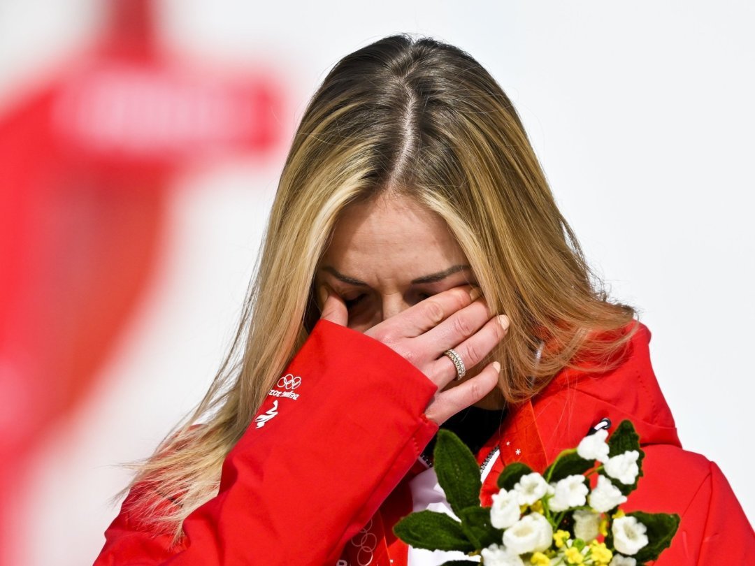 Lara Gut-Behrami éclate en larmes lors de la cérémonie de remise des médailles du super-G.