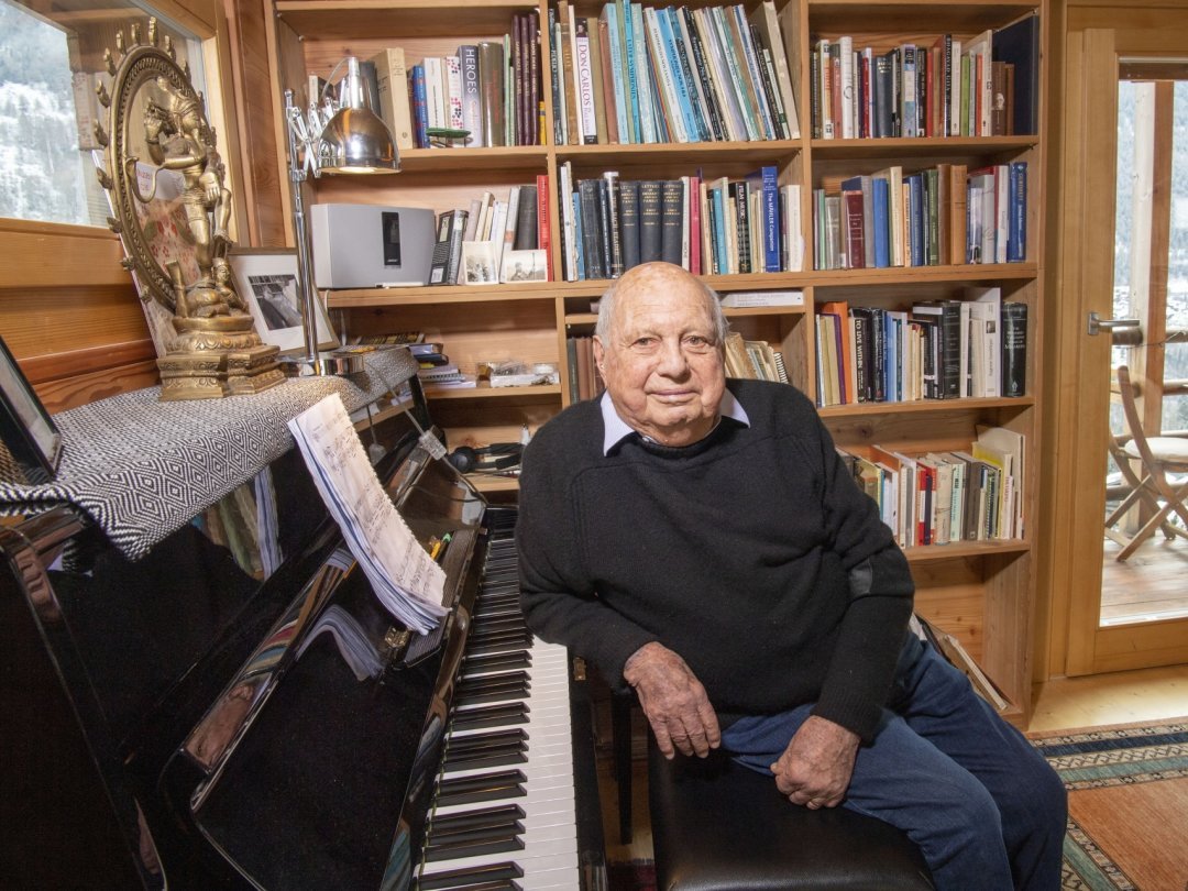 Le compositeur américain Laurence Rosenthal à son piano, dans son chalet de Pinsec. A 95 ans, il continue de composer, inlassablement.