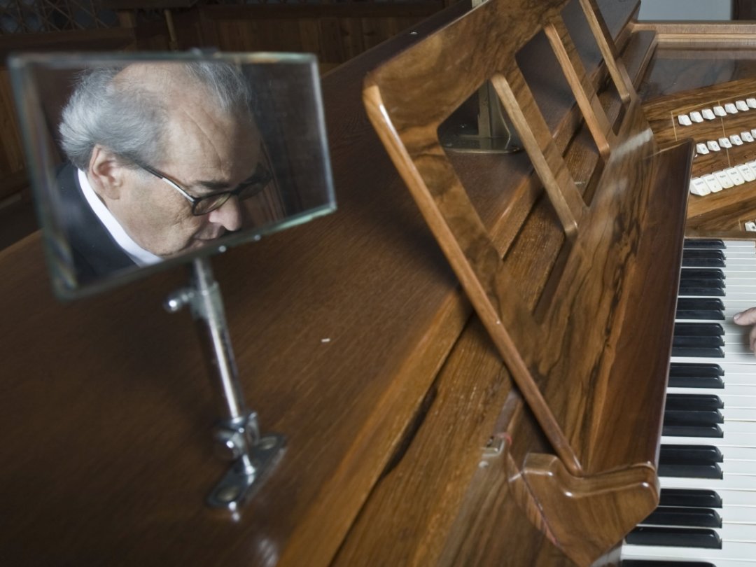 Georges Athanasiadès, au clavier de son instrument de prédilection, le grand orgue de l'abbaye de Saint-Maurice, en 2008.