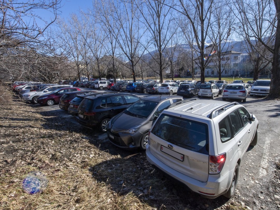 Au total, les deux parkings de l'Etat comportent 210 places.