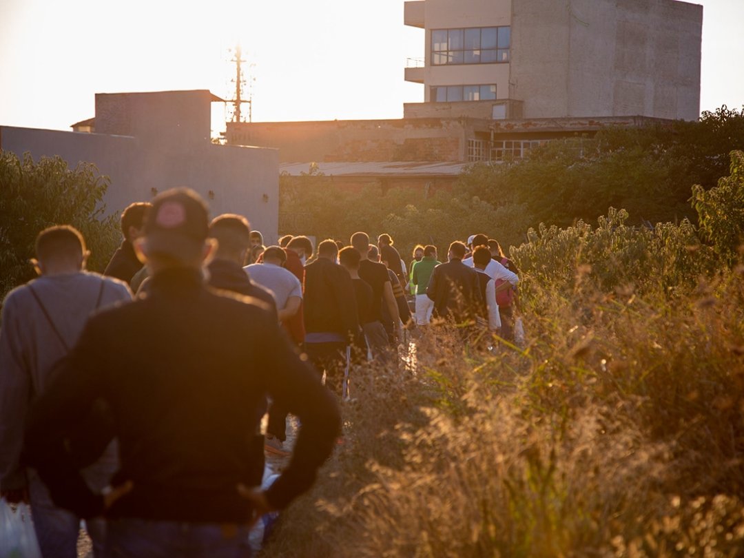 En Grèce, l'ONG Wave-Thessaloniki manque de sacs à dos à donner aux migrants sans abri.