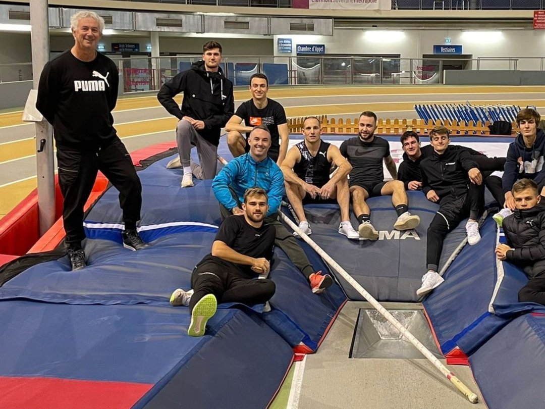 Valentin Imsand, Justin Fournier (tout à droite) et Boris Zengaffinen (veste bleue) ont côtoyé des espoirs de la perche et Renaud Lavillenie (débardeur noir) et Philippe D'Encausse (tout à gauche).