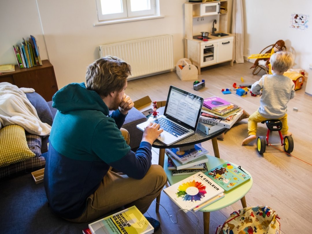 Durant la pandémie, des parents ont été contraints de télétravailler tout en gardant leurs enfants.