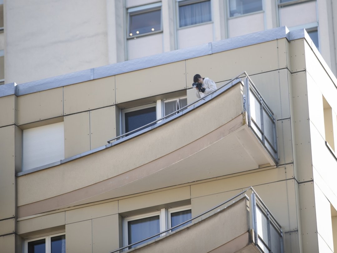 Les policiers ont découvert un escabeau sur le balcon et aucune trace de lutte n’a été mise en évidence. 