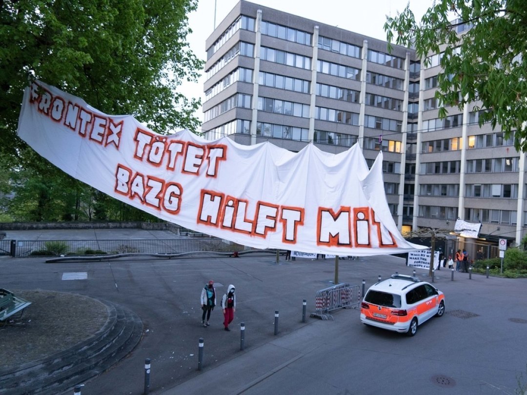 Les activistes ont bloqué vendredi matin l'entrée de l'Office fédéral de la douane et de la sécurité des frontières, à Berne.