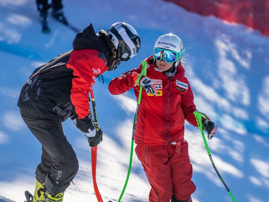 Lars Buchmann, membre du Ski Valais Team U18 qui a fait ouvreur lors de la Coupe du monde dames à Crans-Montana, prend des conseils auprès de Priska Nufer lors de la reconnaissance. Quelques heures plus tard, l’Obwaldienne s’imposera sur la descente.